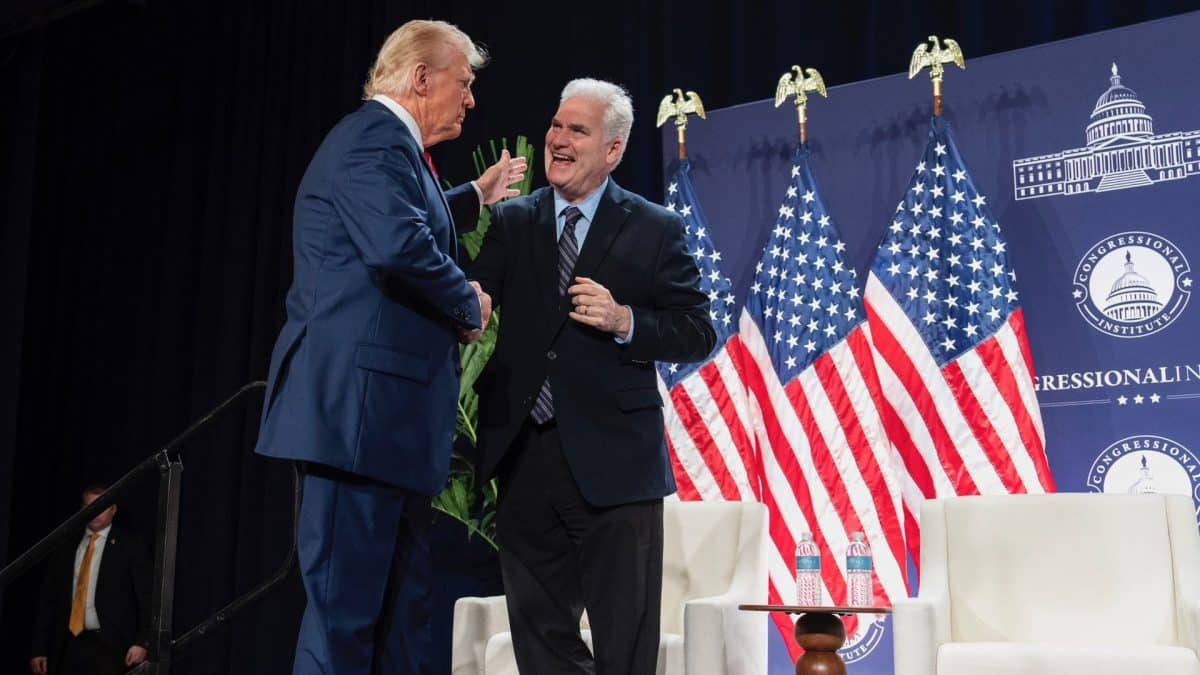 Deputado Tom Emmer sendo recebido pelo presidente Donald Trump em evento lei CBDC
